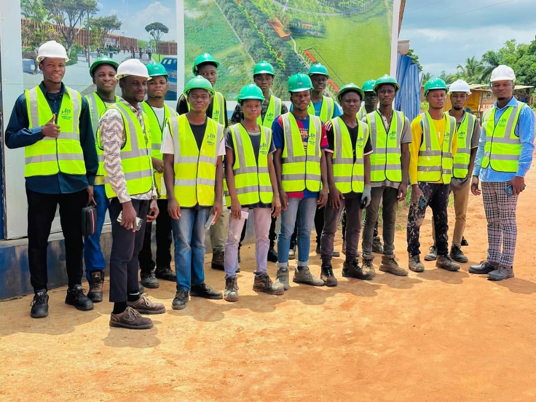 Équipe SOBECI sur chantier de construction au Bénin